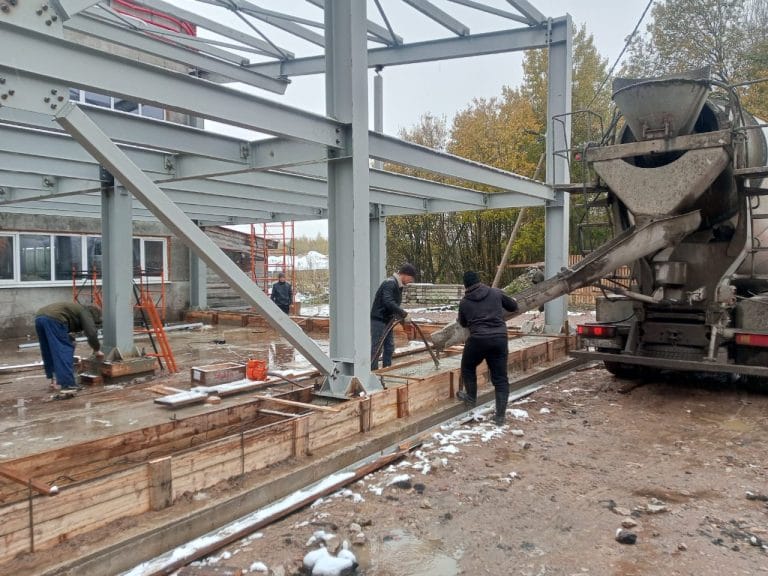 Заливка фундамента под металлоконструкцию